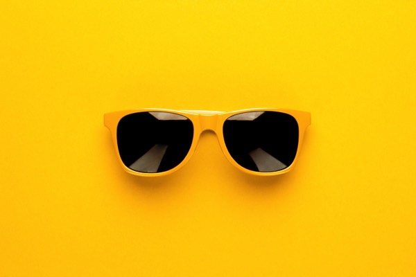<?php echo e(get_the_title()); ?> 色眼鏡